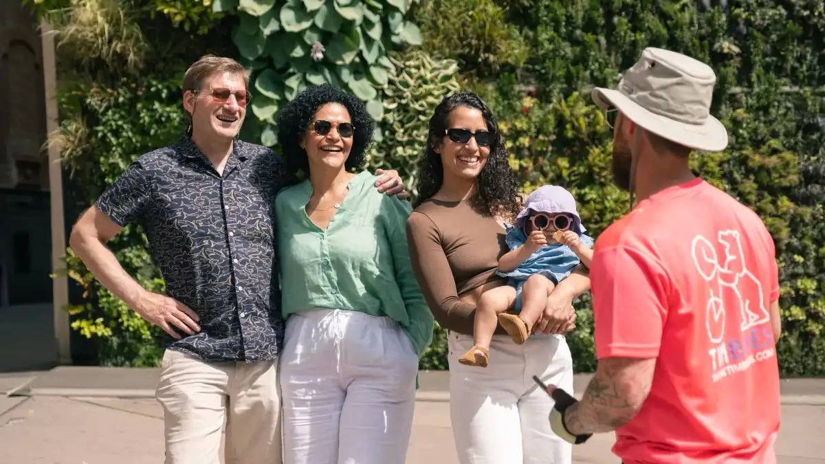 Famille profitant d’une pause collation avec bébé lors d’un tour à vélo à Madrid