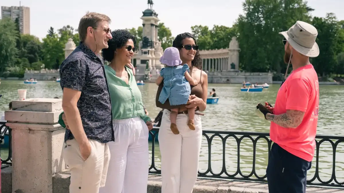 Pause au bord du grand bassin du parc du Retiro lors du tour à vélo en famille